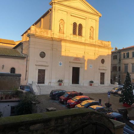 Appartamento Fronte Duomo Tarquinia Esterno foto